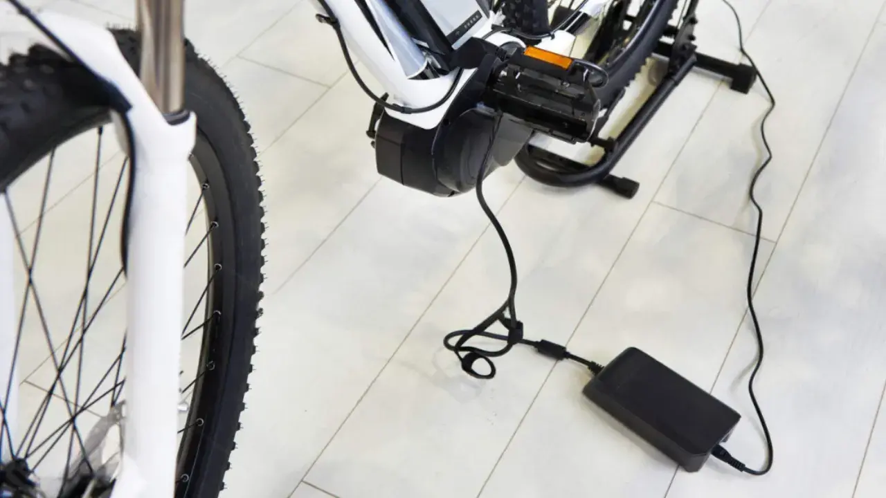 Como carregar bicicleta elétrica corretamente (e o que destrói a bateria)