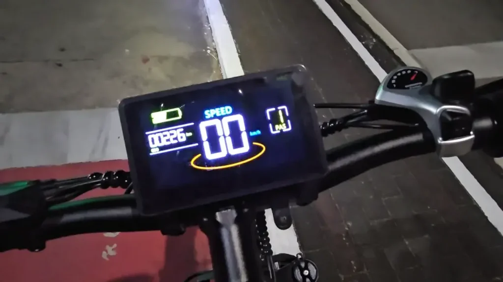 Painel de uma bicicleta elétrica mostrando a autonomia da bateria.